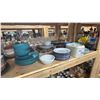Image 3 : 4 SHELVES OF ASSORTED HOUSEWARES - SMALL APPLIANCES, COPS, PLATES AND GLASSWARE