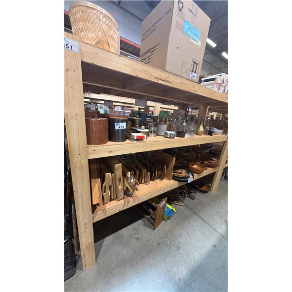 4 SHELVES OF ASSORTED HOUSEWARES - WOOD CUTTING BOARDS, WOODEN BOWLS, ICE BUCKETS, GLASS DECANTERS