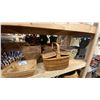 Image 5 : 4 SHELVES FULL OF ASSORTED DECORATIVE WOVEN BASKETS