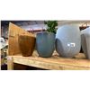 Image 3 : 4 SHELVES FULL OF ASSORTED DECORATIVE PIECES - CERAMIC PLANTERS, WATERING CANS, BOXES AND MORE