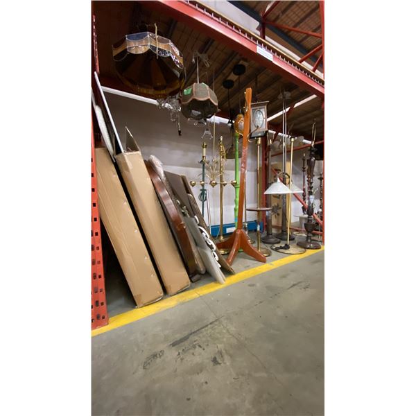 LARGE GROUP OF ASSORTED MODERN & VINTAGE LAMPS, MIRRORS AND PICTURE FRAMES