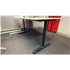 Image 4 : 2 MODERN OFFICE DESKS