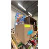 Image 3 : 4 SHELVES OF ASSORTED KIDS TOYS & GAMES