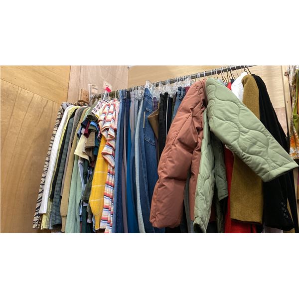 CONTENTS OF 0NE 4FT SECTION WARDROBE RACK OF ASSORTED CLOTHING