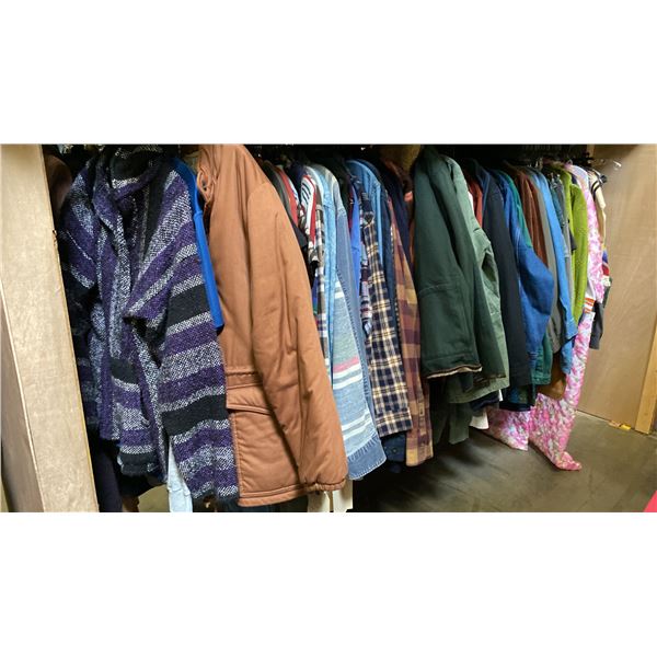 CONTENTS OF 0NE 8FT SECTION WARDROBE RACK OF ASSORTED CLOTHING *1 SIDE ONLY*