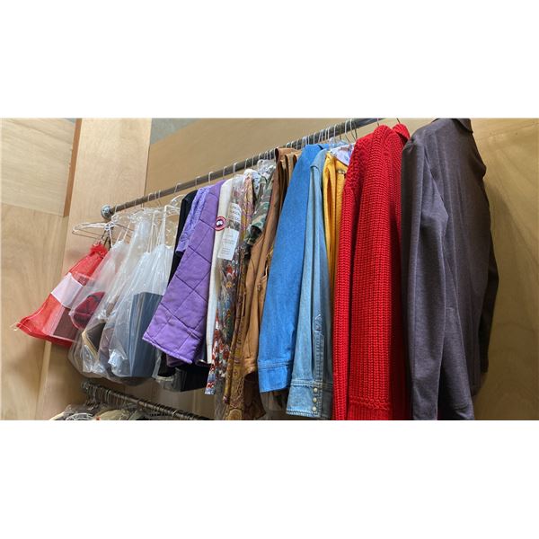 CONTENTS OF 0NE 8FT SECTION WARDROBE RACK OF ASSORTED CLOTHING & FOOTWEAR