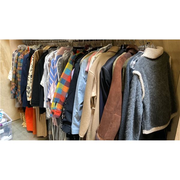 CONTENTS OF 0NE 8FT SECTION WARDROBE RACK OF ASSORTED CLOTHING