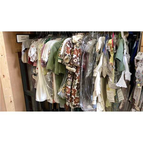 CONTENTS OF 0NE 4FT SECTION WARDROBE RACK OF ASSORTED CLOTHING *1 SIDE ONLY*