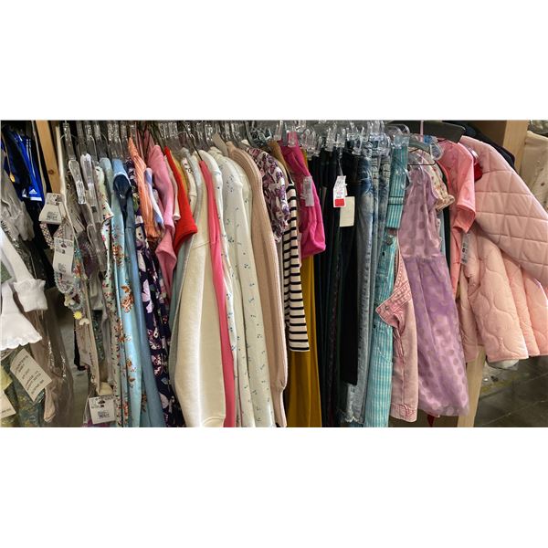CONTENTS OF 0NE 4FT SECTION WARDROBE RACK OF ASSORTED CLOTHING *1 SIDE ONLY*