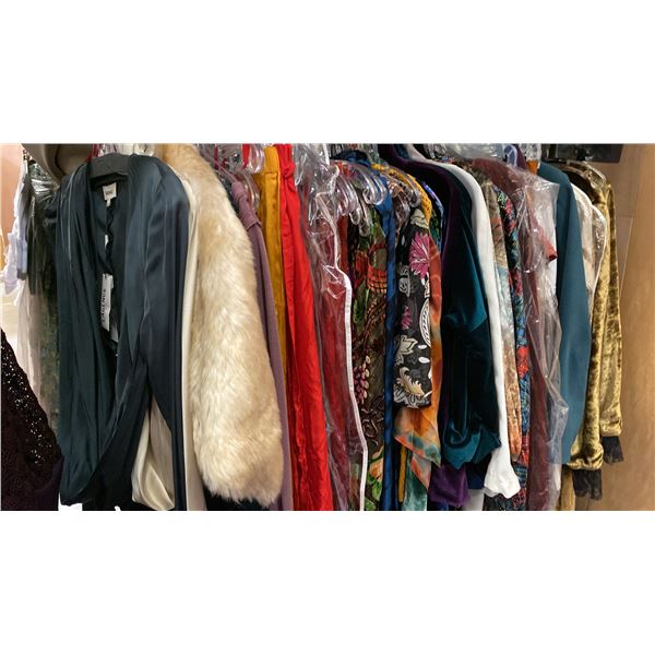 CONTENTS OF 0NE 4FT SECTION WARDROBE RACK OF ASSORTED CLOTHING *1 SIDE ONLY*