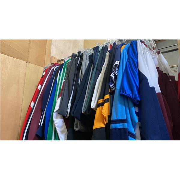 CONTENTS OF 0NE 4FT SECTION WARDROBE RACK OF ASSORTED CLOTHING *1 SIDE ONLY*