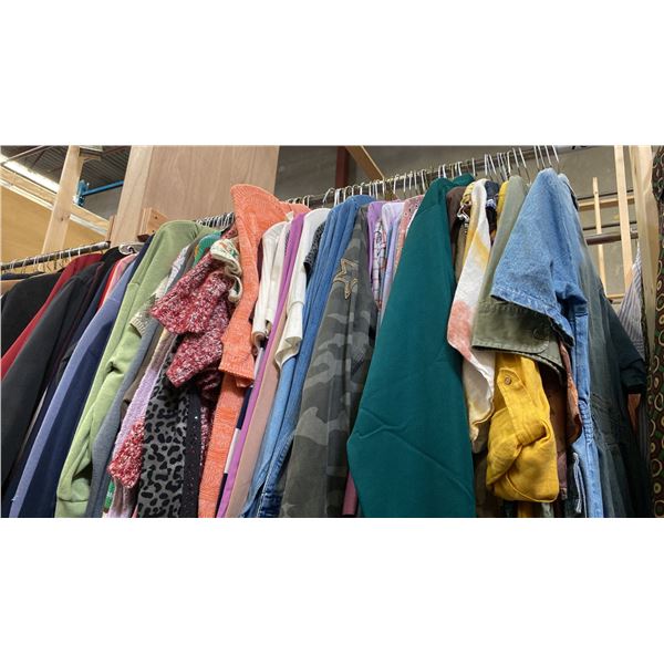 CONTENTS OF 0NE 4FT SECTION WARDROBE RACK OF ASSORTED CLOTHING *1 SIDE ONLY*