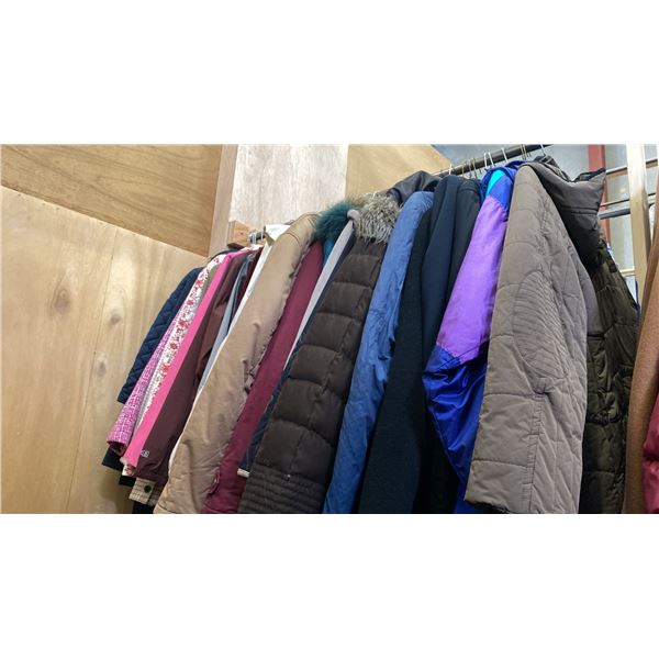CONTENTS OF 0NE 4FT SECTION WARDROBE RACK OF ASSORTED CLOTHING *1 SIDE ONLY*