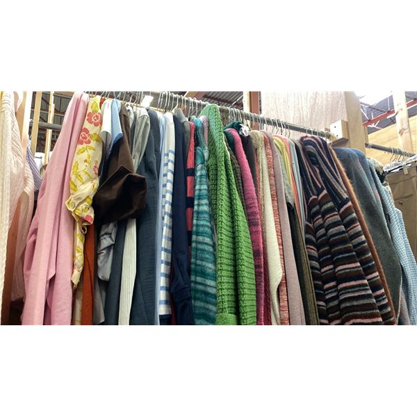 CONTENTS OF 0NE 4FT SECTION WARDROBE RACK OF ASSORTED CLOTHING *1 SIDE ONLY*
