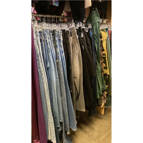 CONTENTS OF 0NE 4FT SECTION WARDROBE RACK OF ASSORTED CLOTHING *1 SIDE ONLY*