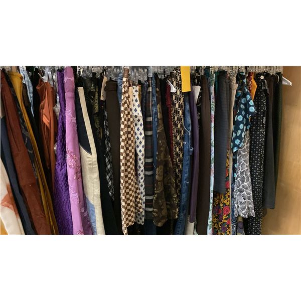 CONTENTS OF 0NE 4FT SECTION WARDROBE RACK OF ASSORTED CLOTHING *1 SIDE ONLY*