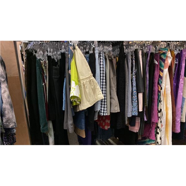 CONTENTS OF 0NE 4FT SECTION WARDROBE RACK OF ASSORTED CLOTHING *1 SIDE ONLY*