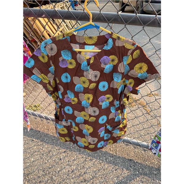 Size large scrub