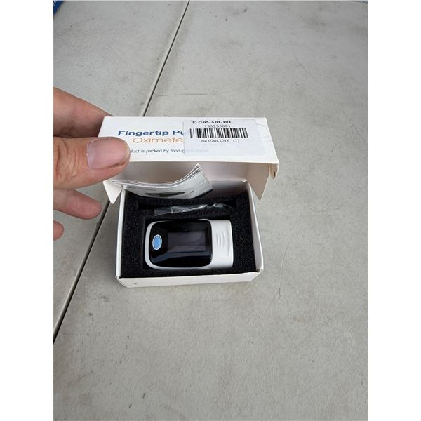 Fingertip pulse OXIMETER