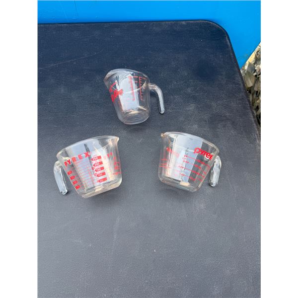 Glass measuring cups