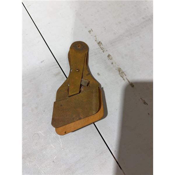 vintage wooden rug-shuttle