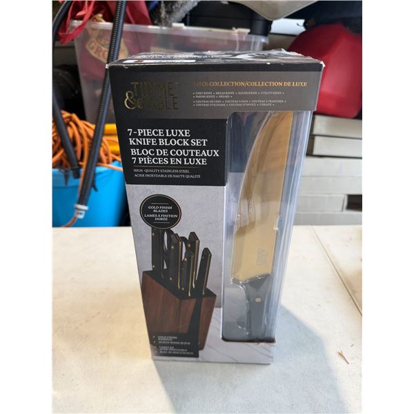 Seven piece LUXE knife block, set thyme and table