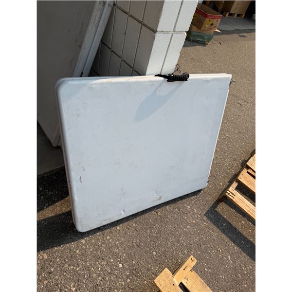 Folding table
