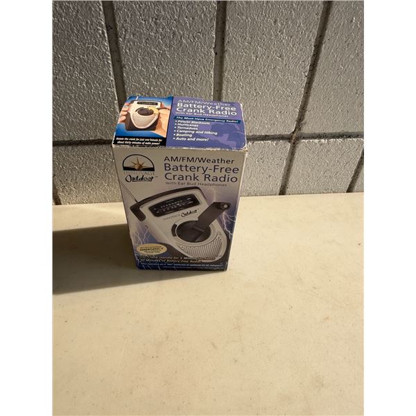 Battery free crank radio