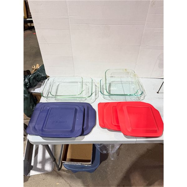 Pyrex baking dishes with lids