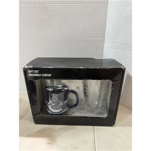 Canuck smug and Glass gift set