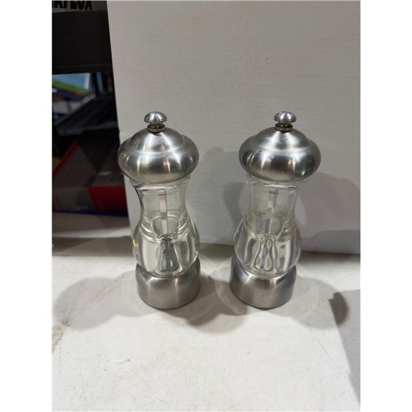 Salt and pepper grinders