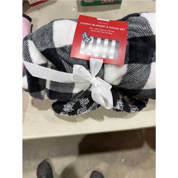 Cuddly, blanket and socks set