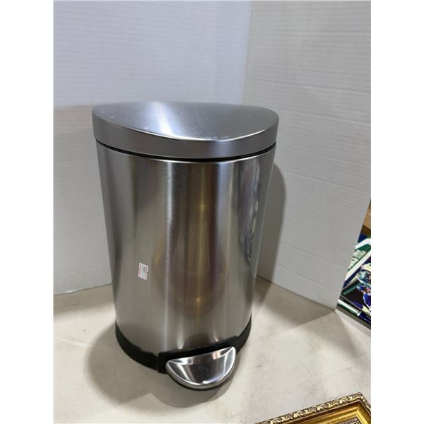 Simple human step garbage can