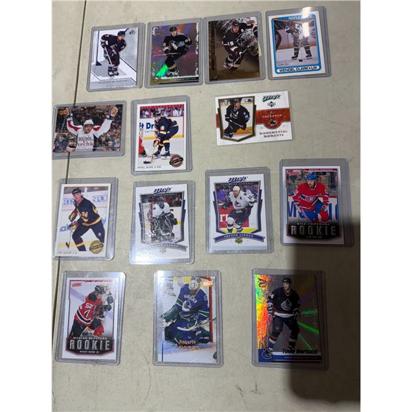 Assorted hockey cards