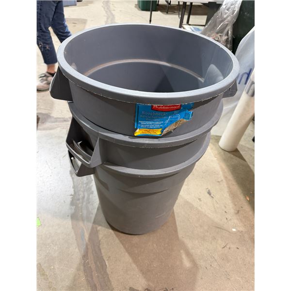 3 Rubbermaid, garbage cans