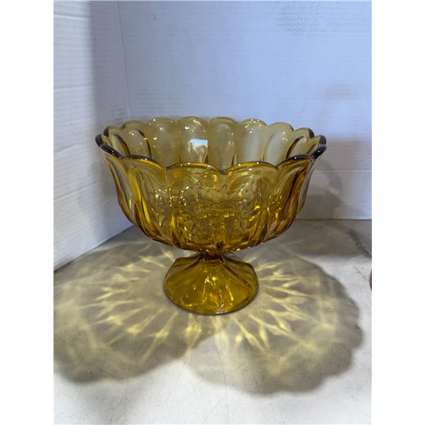 Pedestal glass bowl