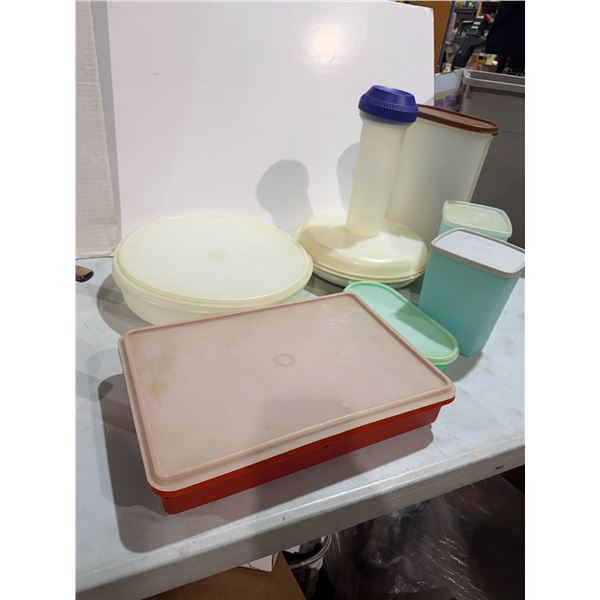 Assorted tupperware