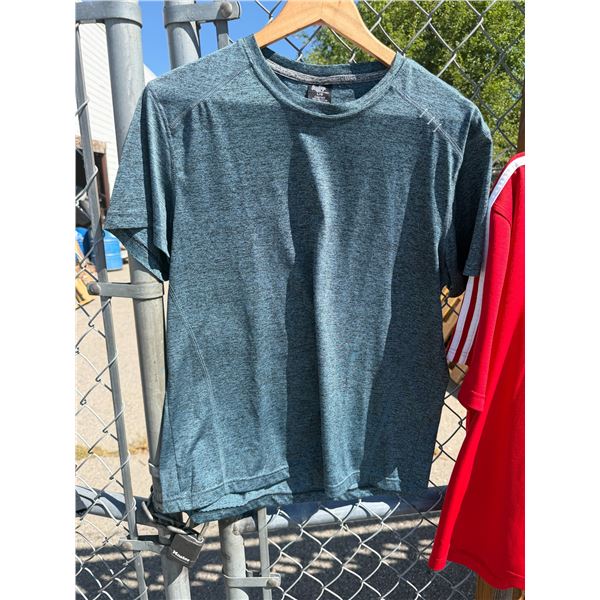 RAWLINGS size large T-shirt