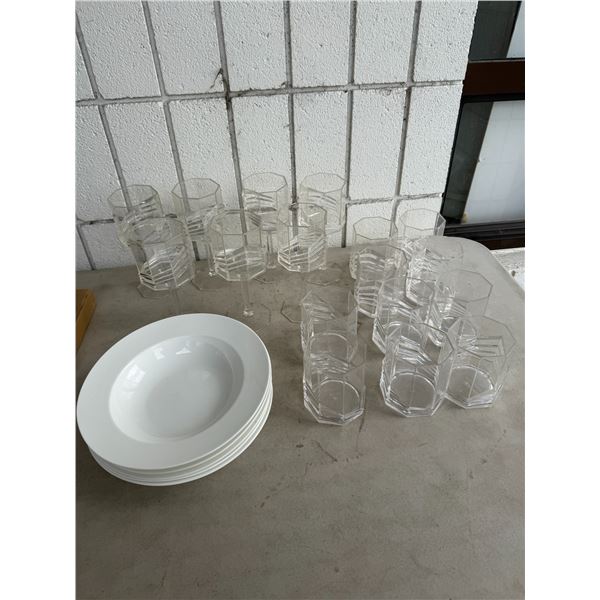 Patio/pool, Side glasses and white bowls