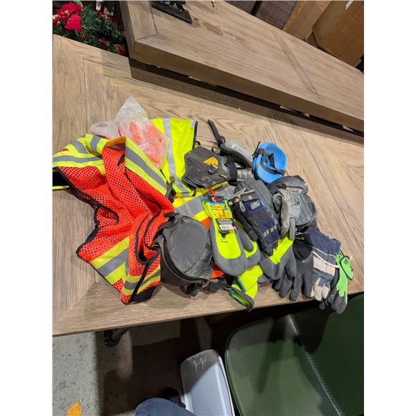 Work gloves, safety vest, kneepads, et