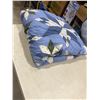 Image 1 : Comforter