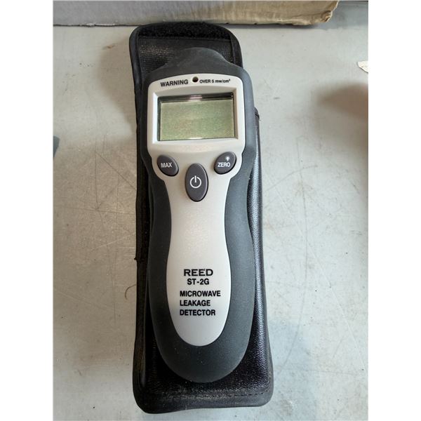 Microwave leakage detector