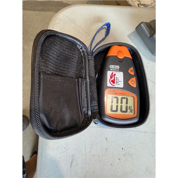 Digital moisture meter