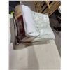 Image 1 : Assorted sheets and pillow protectors