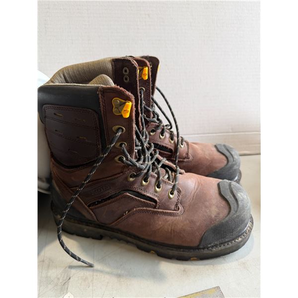 Dakota boots size 11