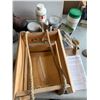 Image 1 : Chalk paint and crate