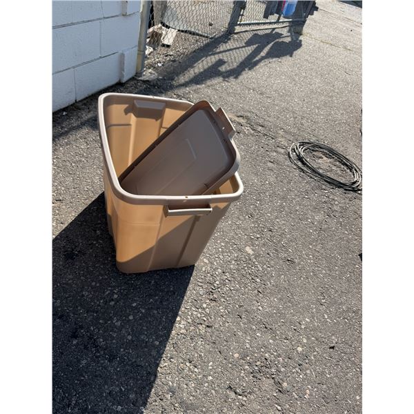 Rubbermaid storage bin with