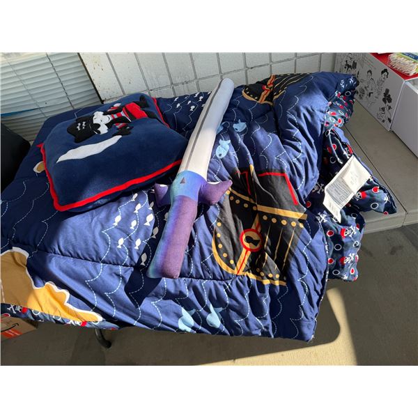 Twin comforter, with pillow and sword pillow