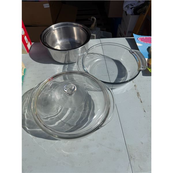 Baking dishes and mixing bowls