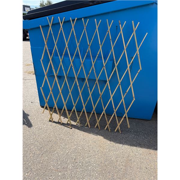 Expandable garden item